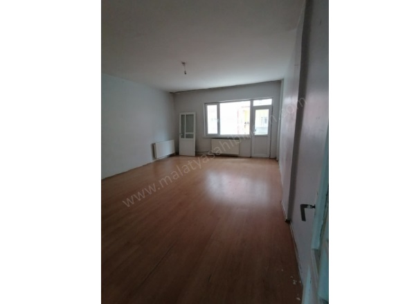 Koyunoğlu Mah. Yeşilyurt Satılık Daire |  3+1 Oda | 135M2 1.650.000Tl | Zemin Kat | Doğalgaz(Kombi) | 1 Banyo | 2 Yatak Odası Resim-5