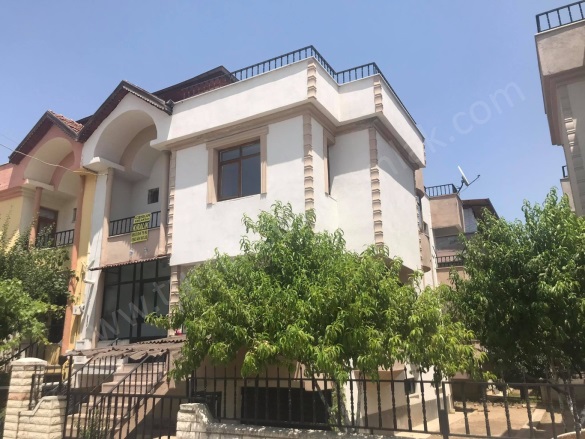 Osmangazi Mah. Turhal Satılık Villa |  6+1 Oda |5.500.000Tl | Tripleks | Doğalgaz(Kombi) | 2 Banyo | 2 Yatak Odası Resim-1