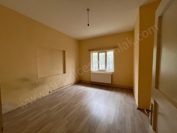 Cumhuriyet Mah. Turhal Kiralık Müstakil Ev |  2+1 Oda | 130M2 Aylık 13.000Tl | Zemin Kat | Doğalgaz(Kombi) | 1 Banyo | 1 Yatak Odası Resim-4