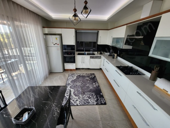 Zeybek Mah. Efeler Satılık Daire |  4+1 Oda | 250M2 12.750.000Tl  Krediye Uygun  | 1. Kat | Doğalgaz(Kombi) | 3 Banyo Resim-5