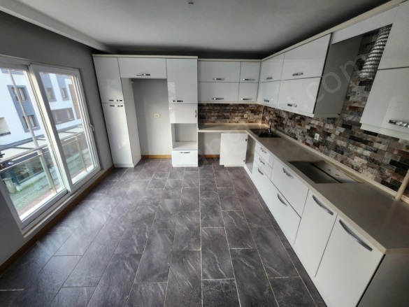 Zeybek Mah. Efeler Kiralık Daire |  4+2 Oda | 210M2 Aylık 35.000Tl | 2. Kat | Doğalgaz(Kombi) | 3 Banyo Resim-4