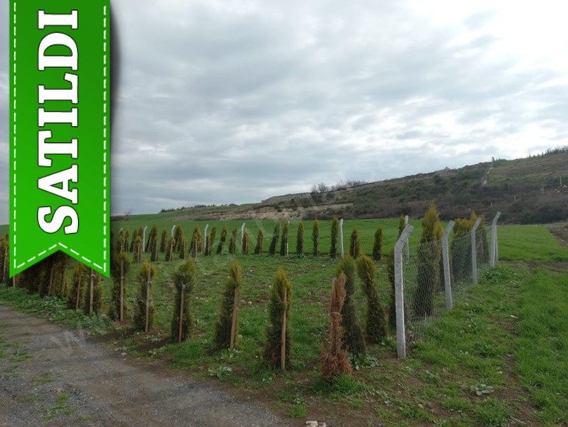 Arnavutköy Haraççıda Satılık Arsa , 233 m2 Hisseli Etrafı Çevrili 