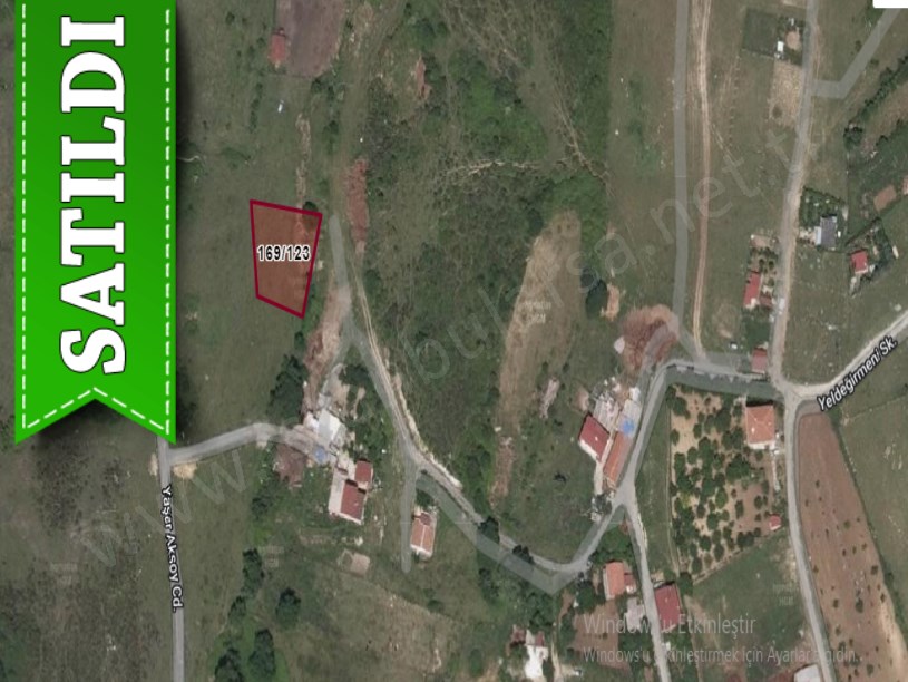 Arnavutköy Tayakadında Satılık Tarla , 928 m2 Müstakil Yolu Var Merkezde