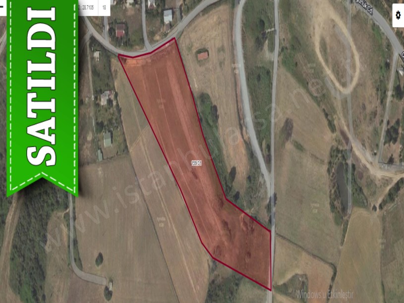 Arnavutköy Yeniköyde Satılık Arsa , 670 M2 Yolu Var Merkezde Hisseli