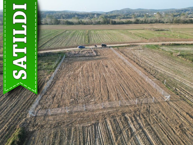 Çatalca Karacaköyde Satılık Arsa , 1,552 M2 Yolu Var Hisseli