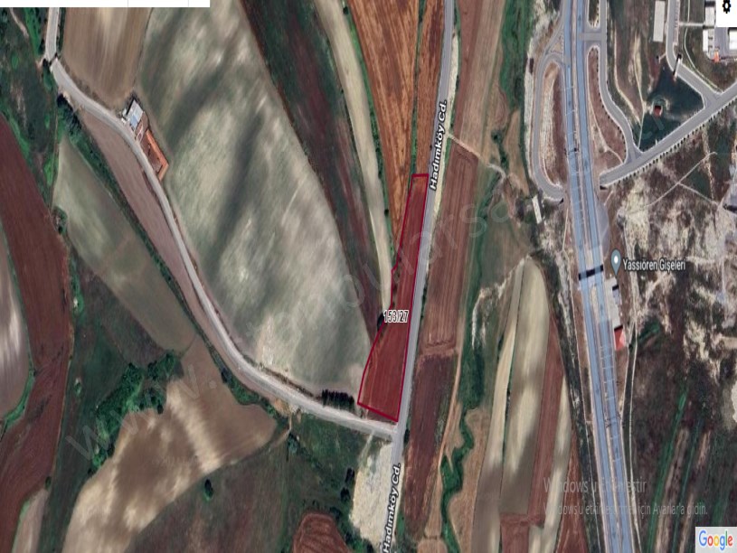 Arnavutköy Yassıörende Satılık Arsa , 304 m2 Cadde Cephe Yolu Var