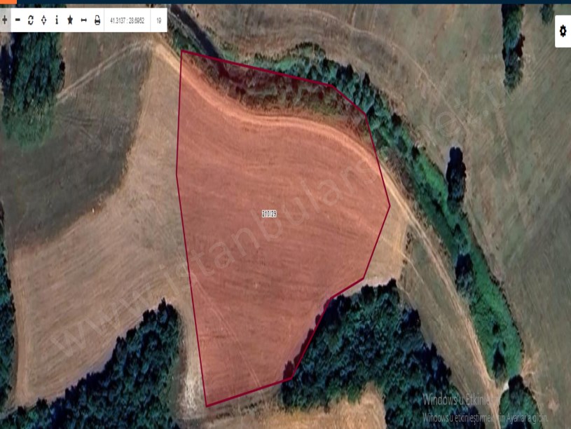 Arnavutköy Yeniköyde Satılık Arsa , 1,300 m2 Yolu Var Hisseli 