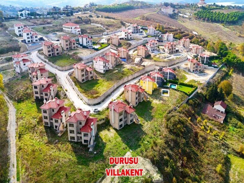 Arnavutköy Yeniköyde Satılık Arsa , 307 M2 Yolu Var Hisseli
