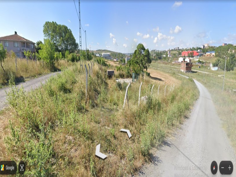 Arnavutköy Haraççıda Satılık Arsa , 106 M2 Yolu Var Merkezde Hisseli