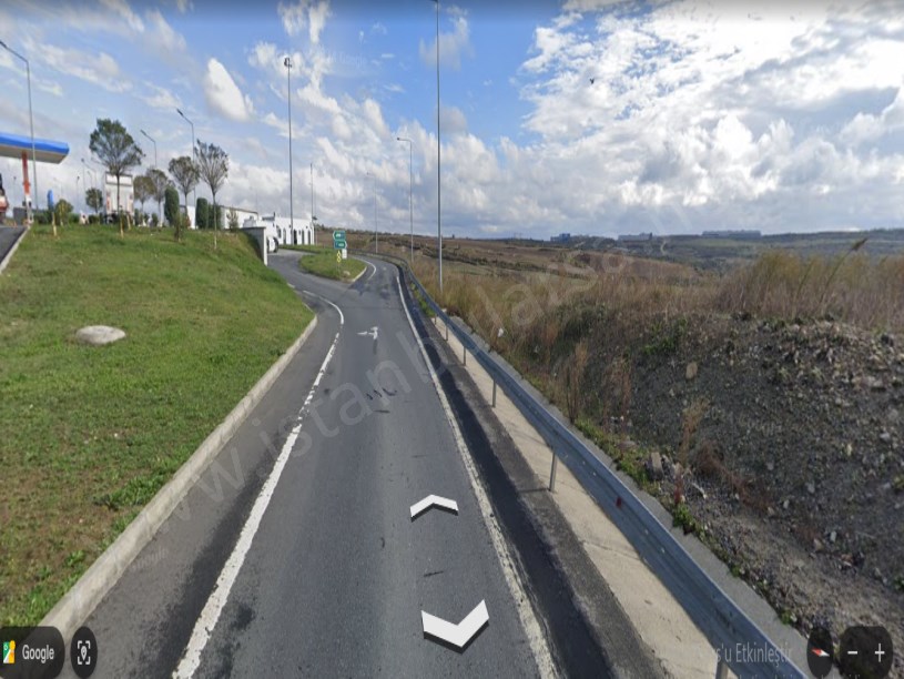 Çatalca Nakkaşta  Satılık Arsa ,  315 M2 Yolu Var Hisseli 