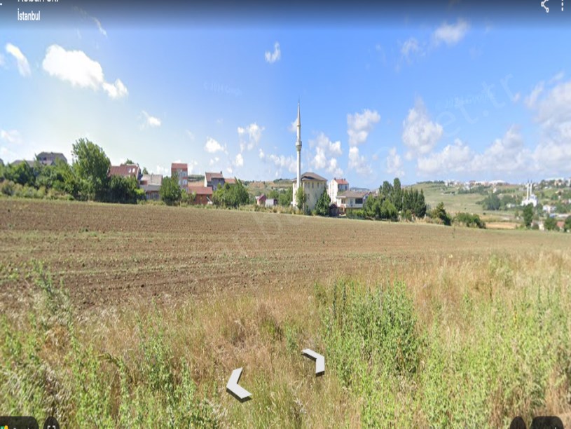 Arnavutköy Haraççıda Satılık Arsa , 460 m2 Yolu var Evlerin Yakını Hisseli