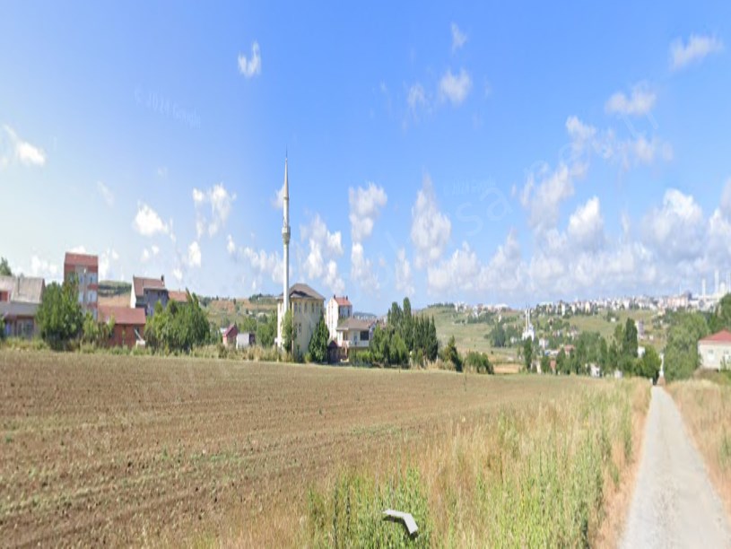 Arnavutköy Haraççıda Satılık Arsa , 460 m2 Yolu var Evlerin Yakını Hisseli