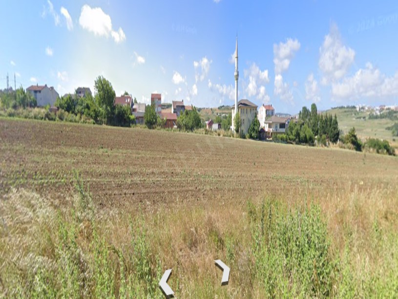 Arnavutköy Haraççıda Satılık Arsa , 460 m2 Yolu var Evlerin Yakını Hisseli