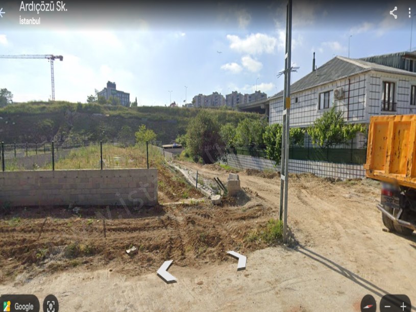 Arnavutköy Merkezde Satılık Arsa , 334 m2 Hisseli Caddeye Yakını Merkezde 