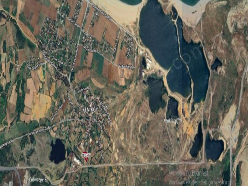 Arnavutköy Yeniköyde Satılık Arsa , 178 m2 Yolu Var Evlerin Yakını