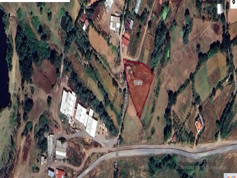 Arnavutköy Yeniköyde Satılık Arsa , 178 m2 Yolu Var Evlerin Yakını