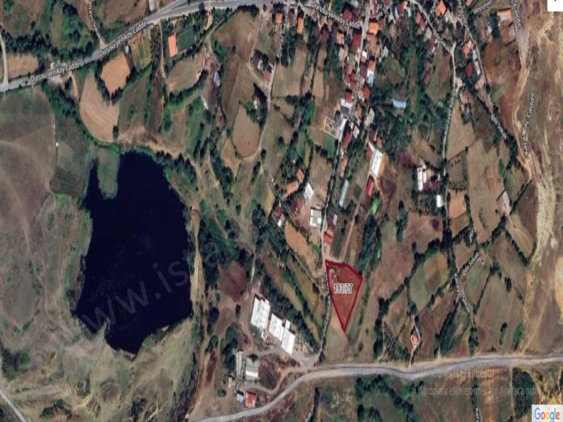 Arnavutköy Yeniköyde Satılık Arsa , 178 m2 Yolu Var Evlerin Yakını