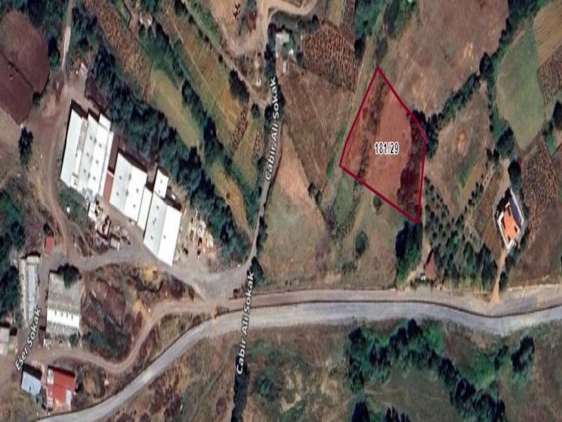 Arnavutköy Yeniköyde Satılık Arsa , 193 M2 Hisseli Evlerin Yakını
