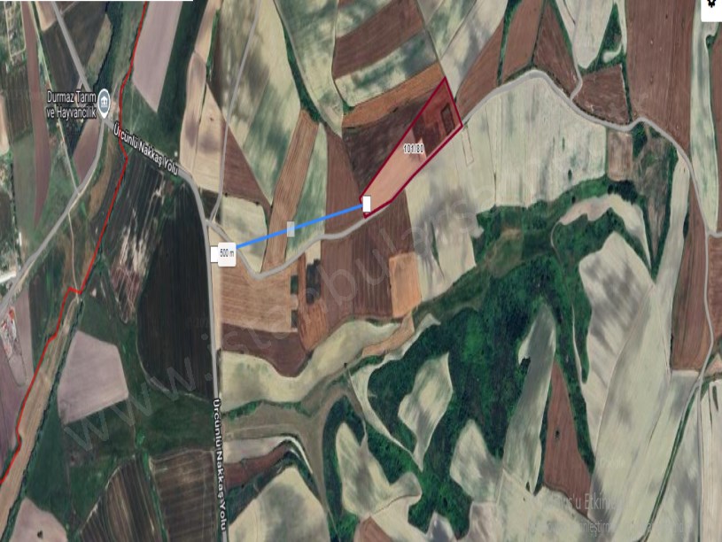 Çatalca Nakkaşta  Satılık Arsa , 810 m2 Hisseli Yolu Var  İçinde Çardak Mevcut