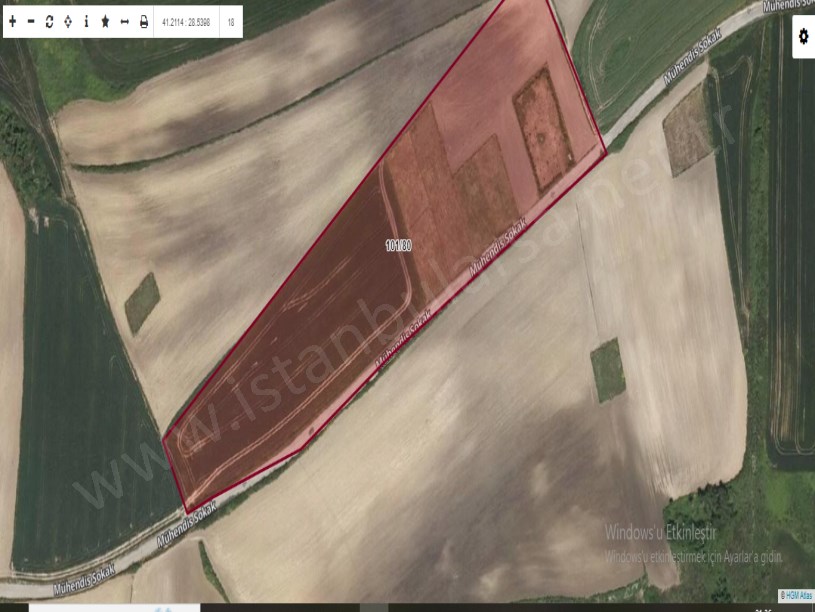 Çatalca Nakkaşta  Satılık Arsa , 810 m2 Hisseli Yolu Var  İçinde Çardak Mevcut