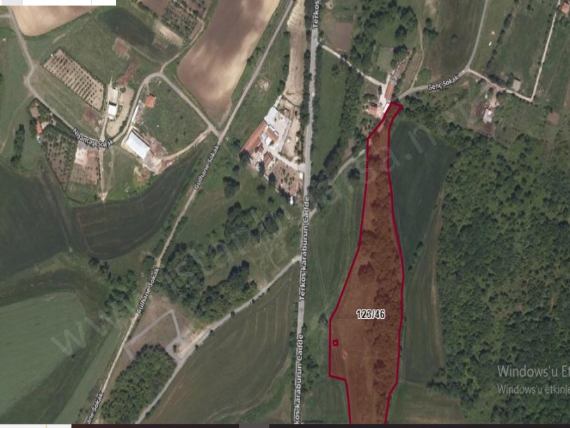 Arnavutköy Baklalıda Satılık Arsa , 715 m2 Yolu Var  Evlerin Yakını