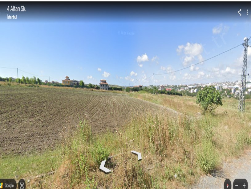 Arnavutköy Haraççıda Satılık Arsa , 462 M2 Merkezde Yolu Var Hisseli