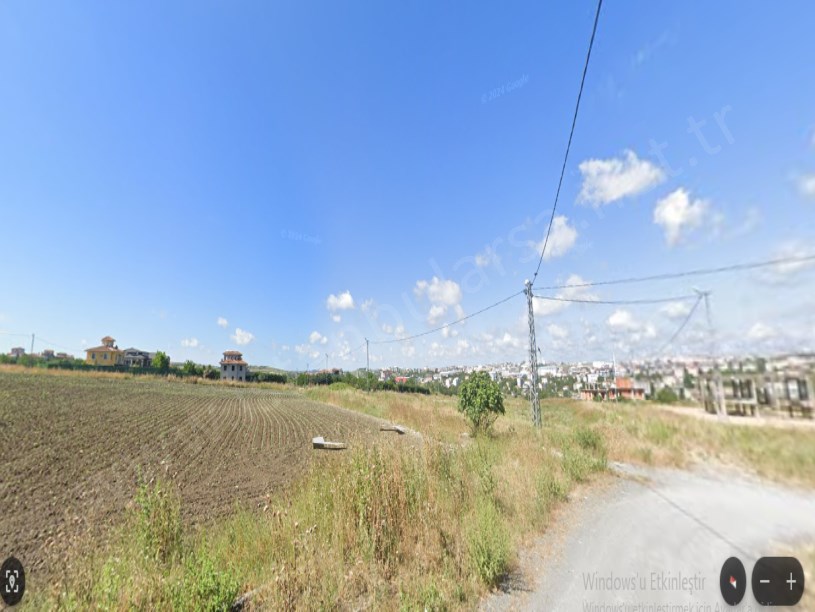 Arnavutköy Haraççıda Satılık Arsa , 462 M2 Merkezde Yolu Var Hisseli