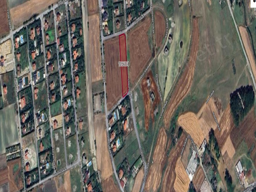 Arnavutköy Haraççıda Satılık Arsa , 462 M2 Merkezde Yolu Var Hisseli