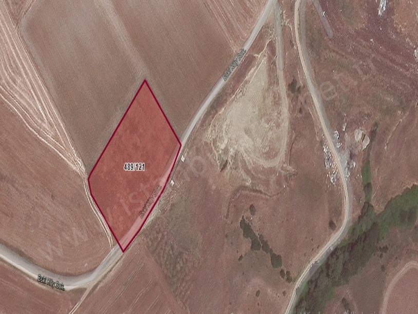 Silivri Değirmenköyde Satılık Arsa , 912 m2 Çevrili Yola Cephe Hisseli 