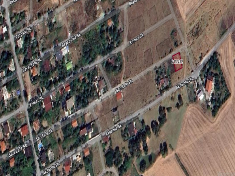 Arnavutköy Yeniköyde Satılık Tarla  , 266 M2 Müstakil Yolu Var Merkezde 