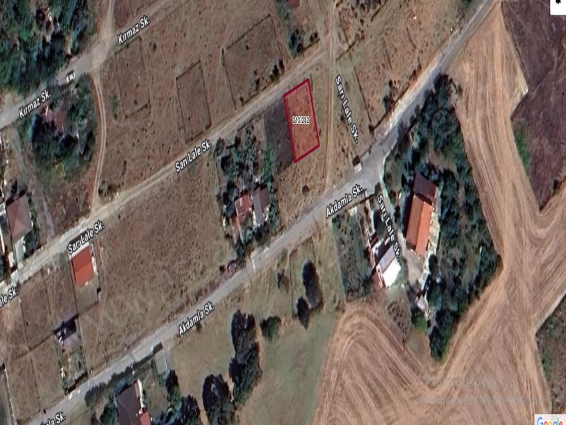 Arnavutköy Yeniköyde Satılık Tarla  , 266 M2 Müstakil Yolu Var Merkezde 