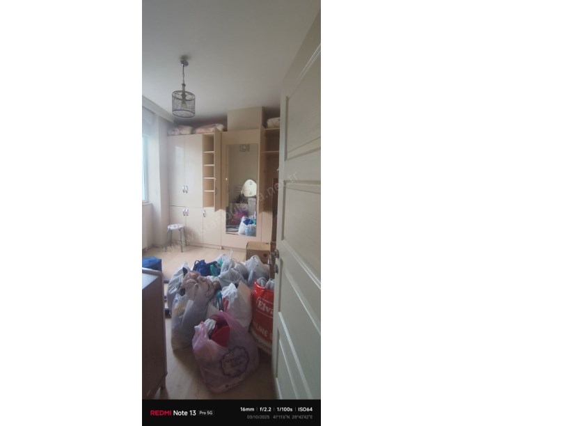 Arnavutköy Merkezde Satılık Daire , 2+1 75 m2 Ara Kat