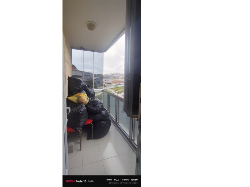 Arnavutköy Merkezde Satılık Daire , 2+1 75 m2 Ara Kat