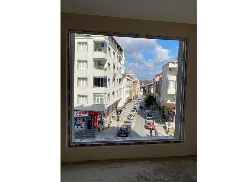 Arnavutköy Merkez Mh Satılık Daire  , 2+1 Cadde Cephe  2.Kat Sıfır