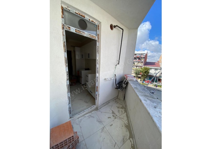 Arnavutköy Merkez Mh Satılık Daire  , 2+1 Cadde Cephe  2.Kat Sıfır