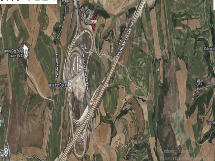 Arnavutköy Yassıörende Satılık Arsa , 957 M2 Yolu Var Evlerin Yakını Hisseli