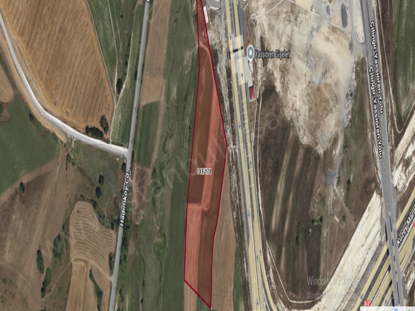 Arnavutköy Yassıörende Satılık Arsa , 3,045 M2 Yolu Var Hisseli Gişelere Yakın 