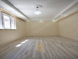 Beylikdüzü Beylikdüzüosb Mah. Satılık Daire 2+1 120 M2 | Bahçe Katı | Doğalgaz(Kombi) | 1 Banyo | 1 Yatak Odası