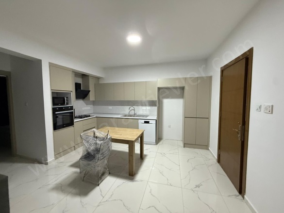 Bakanlıklar Bölgesi Kızılbaş Kiralık Daire |  2+1 Oda | 85M2 Yıllık 625£ Eşyalı  | Klima | 1 Banyo | 2 Yatak Odası Resim-4