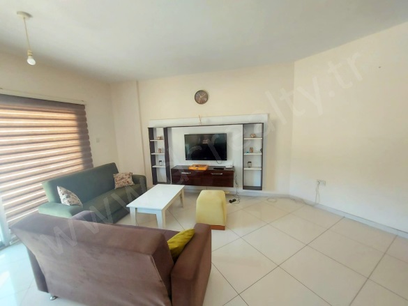 Yukarı Girne Girne (Kyrenıa) Kiralık Daire |  2+1 Oda | 85M2 Yıllık 700£ Eşyalı  | 2. Kat | Klima | 1 Banyo | 1 Yatak Odası Resim-3