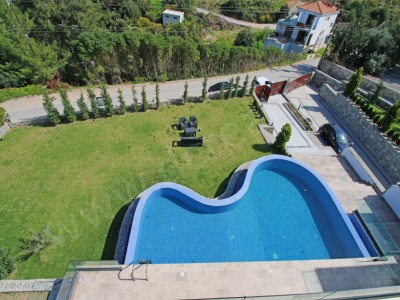 Satılık Müstakil Ev Girne Edremitte 4+2 Lüks Villa Havuzlu Kapalı Garaj 1 Dönümiçinde !!! Merkez