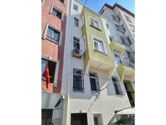Kalyoncu Kulluğu Mah. Beyoğlu Satılık Bina |  8+ Oda | 250M2 390.000$  Krediye Uygun  | Doğalgaz(Kombi) | 1 Banyo Resim-2