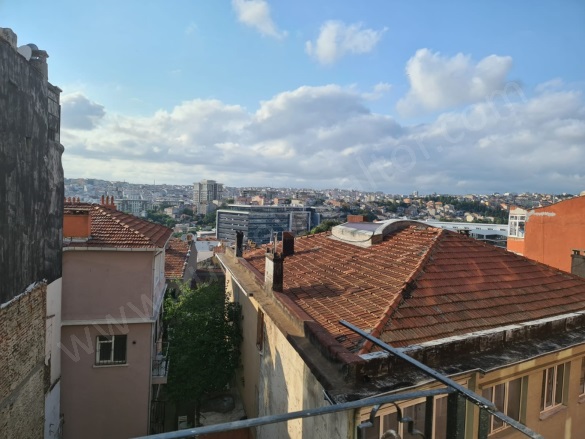 Kalyoncu Kulluğu Mah. Beyoğlu Satılık Bina |  8+ Oda | 250M2 390.000$  Krediye Uygun  | Doğalgaz(Kombi) | 1 Banyo Resim-4
