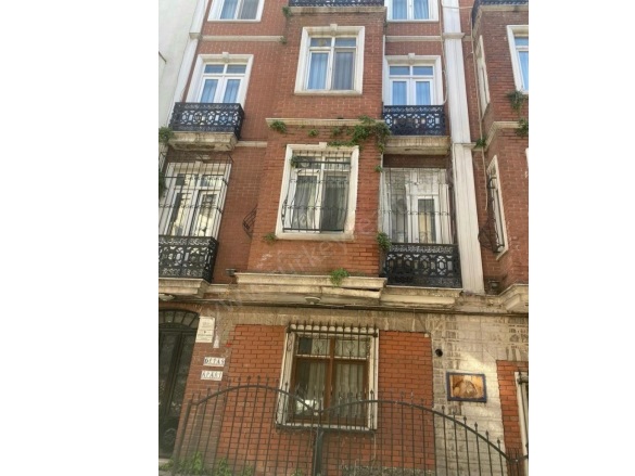Şehit Muhtar Mah. Beyoğlu Satılık Bina |  8+ Oda |415.000$  Krediye Uygun  | Doğalgaz(Kombi) | 4 Banyo | 2 Yatak Odası Resim-1
