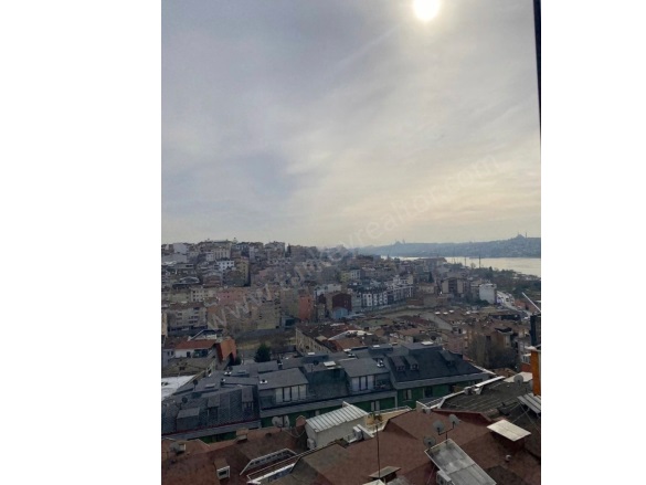 Piripaşa Mah. Beyoğlu Satılık İkinci El Daireler |  4+2 Oda | 220M2 321.500$  Krediye Uygun  | 4. Kat | Doğalgaz(Kombi) | 2 Banyo | 4 Yatak Odası Resim-1