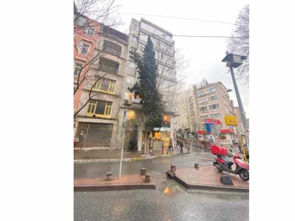 Beyoğlu Cihangir Merkezde Asansörlü Binada Satılık ikinci El Daireler 1+1 Daire Firuzağa Mah