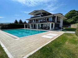 Sapanca Mahmudiye Satılık Villa 4+1 250 M2 | Villa Ve Müstakil | Doğalgaz(Kombi) | 3 Banyo | 3 Yatak Odası