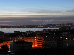 Beylikdüzü Adnan Kahveci Mah. Satılık İkinci El Daireler 3+1 165 M2 | 3. Kat | Doğalgaz(Kombi) | 2 Banyo | 3 Yatak Odası