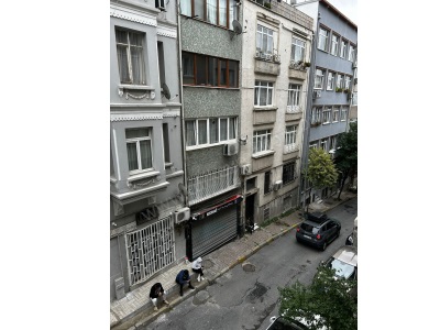 Beyoğlu The Marmara Arkasında Merkezi Konumda Satılık İkinci El Daireler Daire 1+1 Gümüşsuyu Mah
