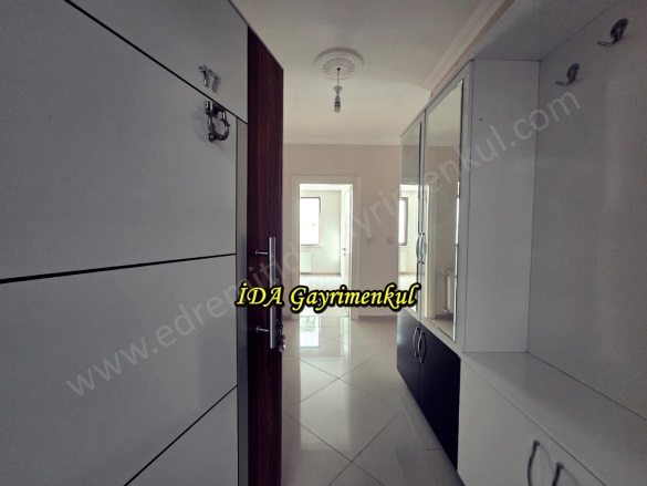 Hamidiye Mah. Edremit Kiralık Daire |  3+1 Oda | 145M2 Aylık 30.000Tl | 3. Kat | Doğalgaz(Kombi) | 2 Banyo | 3 Yatak Odası Resim-5